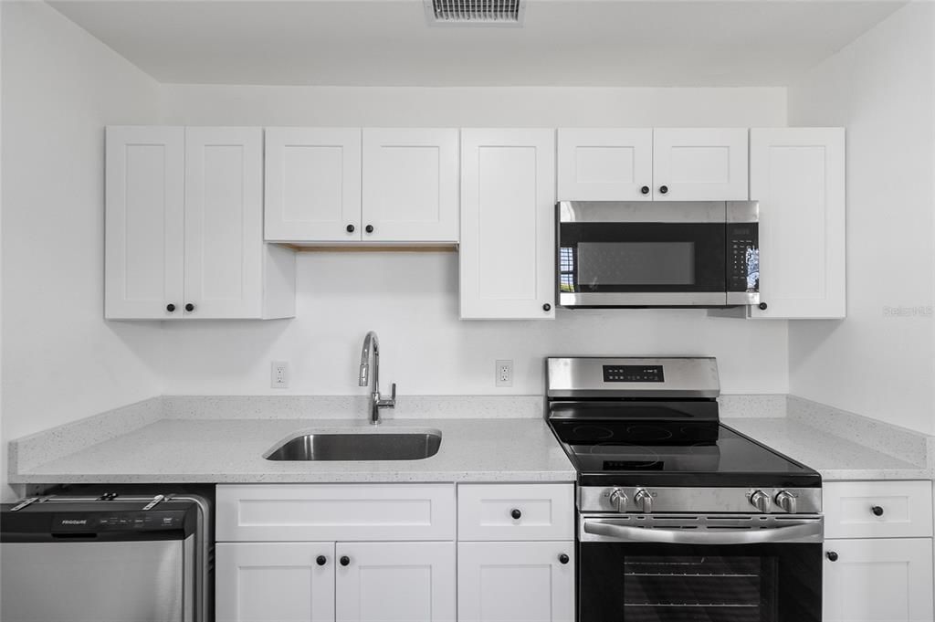 合同活跃: $415,000 (4 贝兹, 0 浴室, 1536 平方英尺)