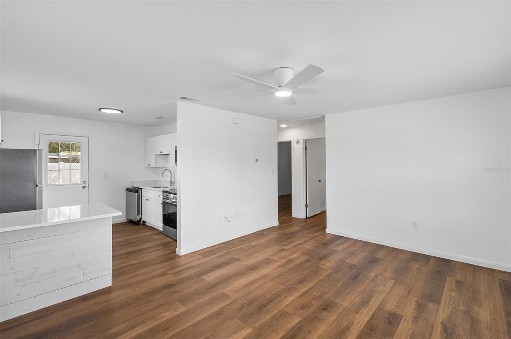 合同活跃: $415,000 (4 贝兹, 0 浴室, 1536 平方英尺)