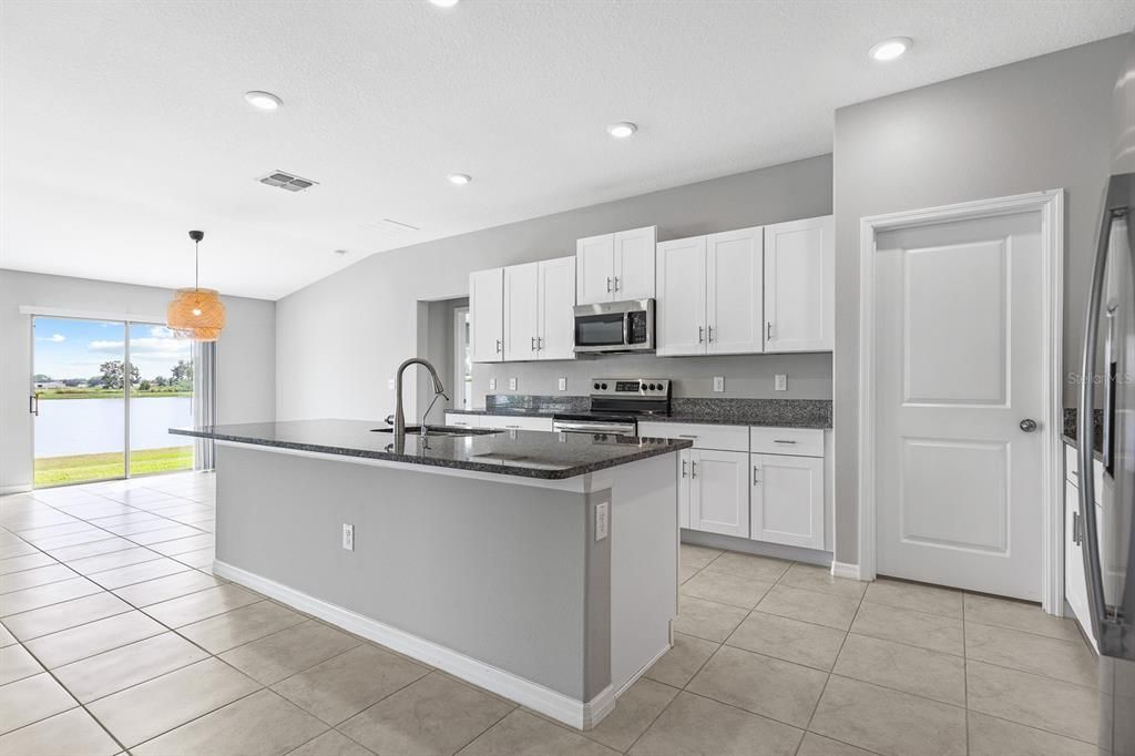 出租: $2,695 (4 贝兹, 3 浴室, 2576 平方英尺)