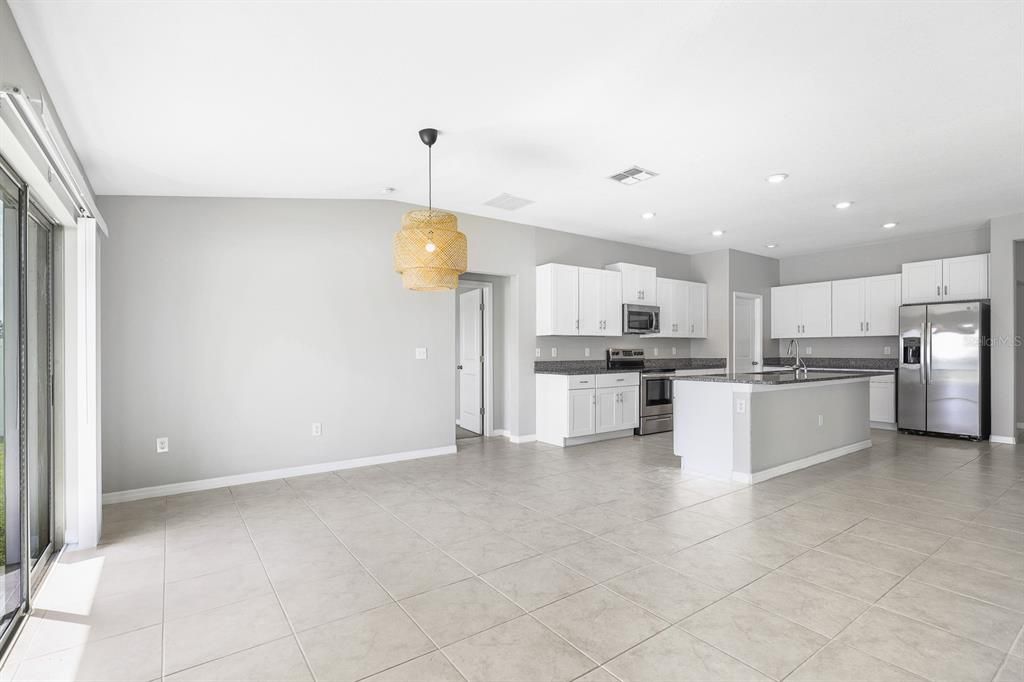 出租: $2,695 (4 贝兹, 3 浴室, 2576 平方英尺)