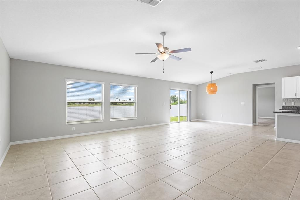 出租: $2,695 (4 贝兹, 3 浴室, 2576 平方英尺)