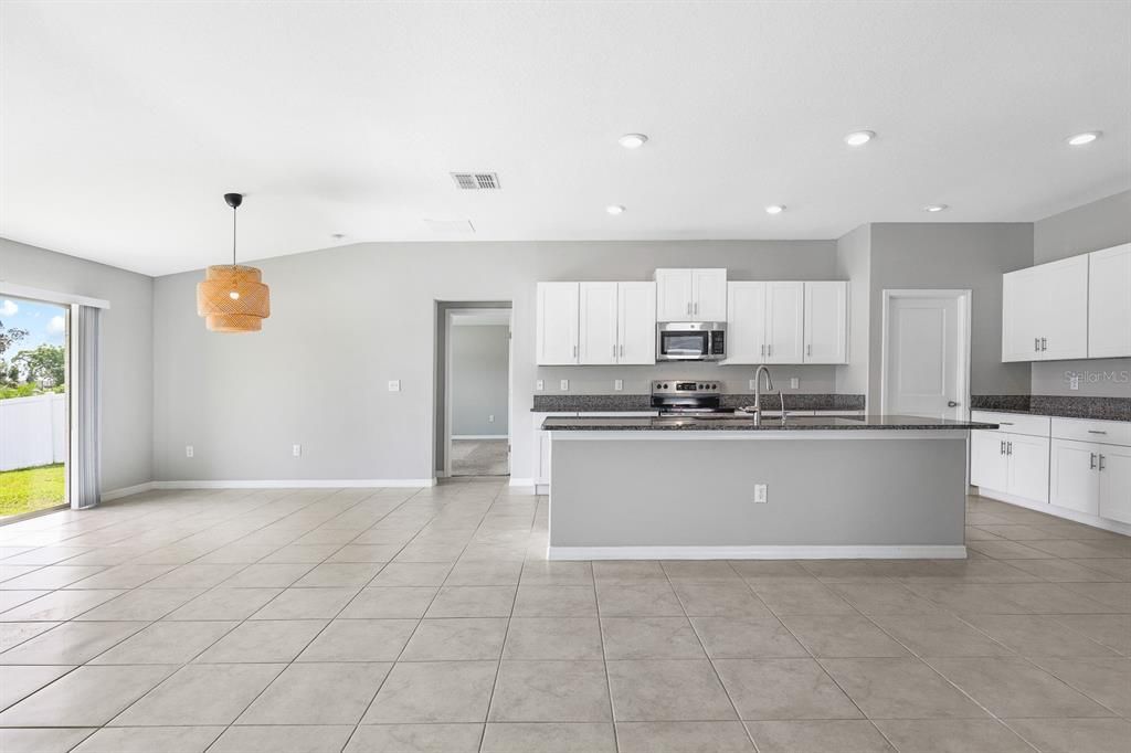 出租: $2,695 (4 贝兹, 3 浴室, 2576 平方英尺)