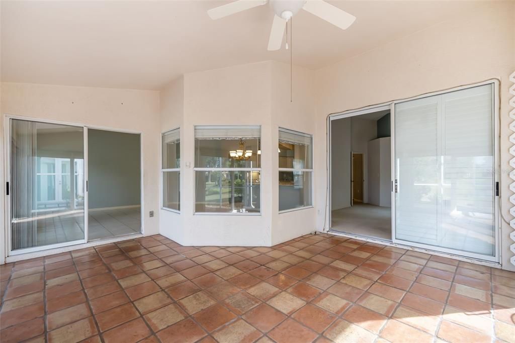 合同活跃: $463,000 (3 贝兹, 2 浴室, 2036 平方英尺)