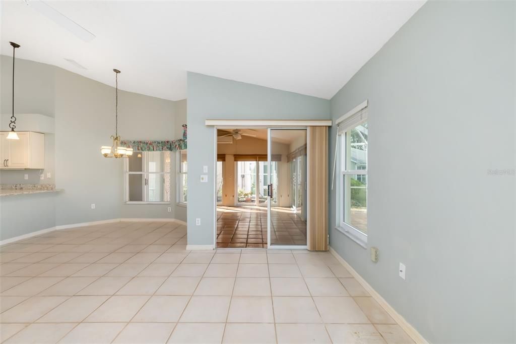 合同活跃: $463,000 (3 贝兹, 2 浴室, 2036 平方英尺)