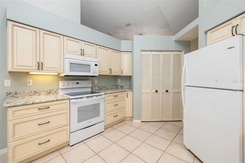 合同活跃: $463,000 (3 贝兹, 2 浴室, 2036 平方英尺)