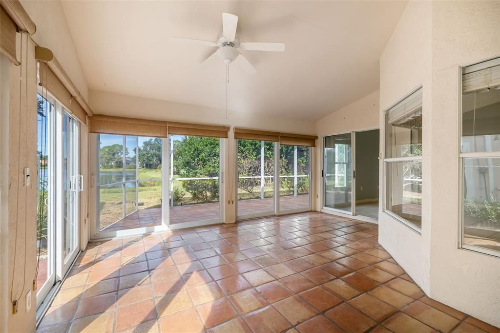 合同活跃: $463,000 (3 贝兹, 2 浴室, 2036 平方英尺)