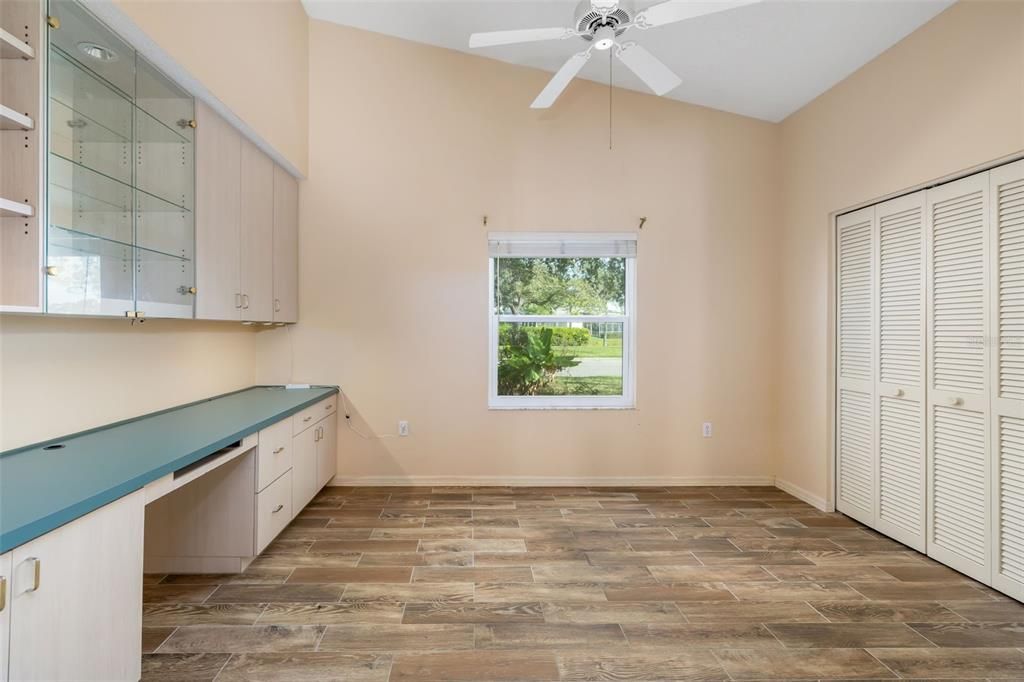 合同活跃: $463,000 (3 贝兹, 2 浴室, 2036 平方英尺)