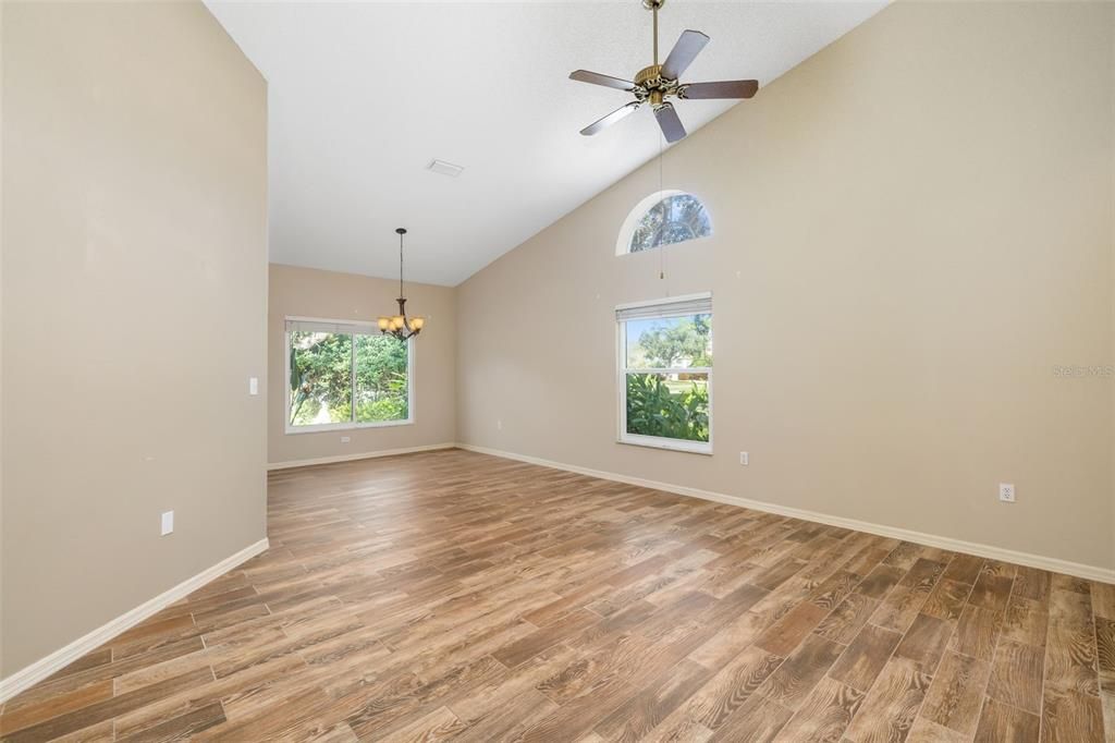 合同活跃: $463,000 (3 贝兹, 2 浴室, 2036 平方英尺)