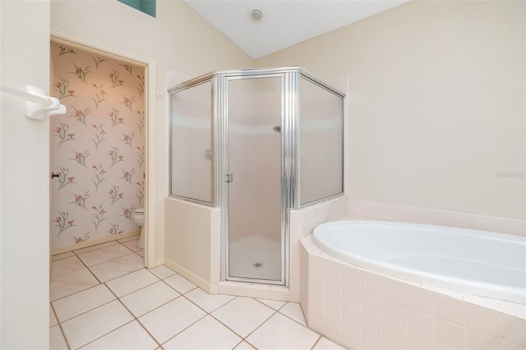 合同活跃: $463,000 (3 贝兹, 2 浴室, 2036 平方英尺)