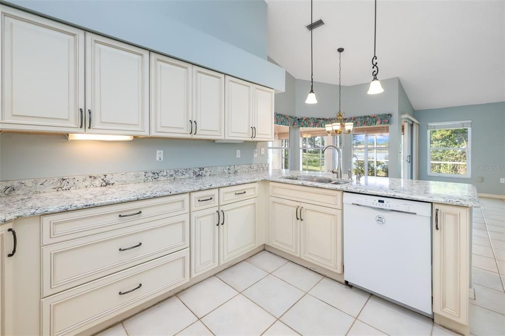 合同活跃: $463,000 (3 贝兹, 2 浴室, 2036 平方英尺)