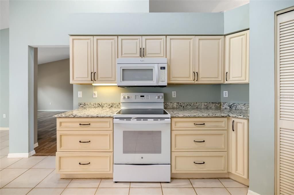 合同活跃: $463,000 (3 贝兹, 2 浴室, 2036 平方英尺)