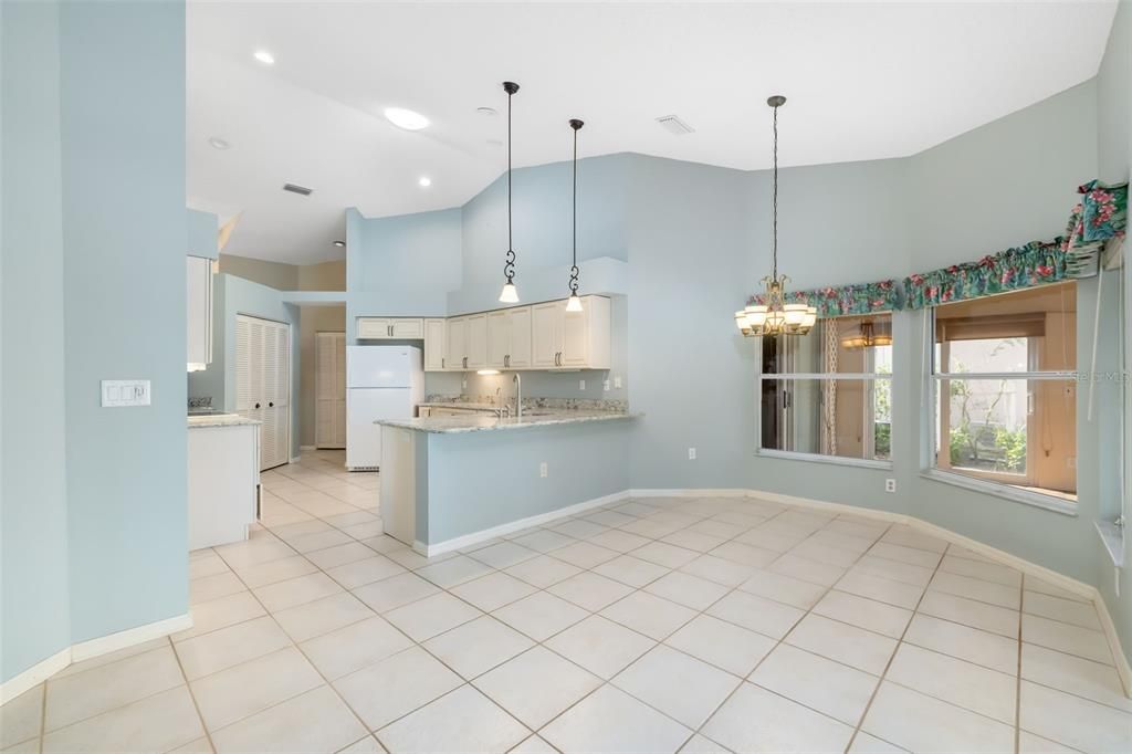 合同活跃: $463,000 (3 贝兹, 2 浴室, 2036 平方英尺)