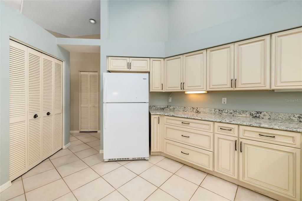 合同活跃: $463,000 (3 贝兹, 2 浴室, 2036 平方英尺)