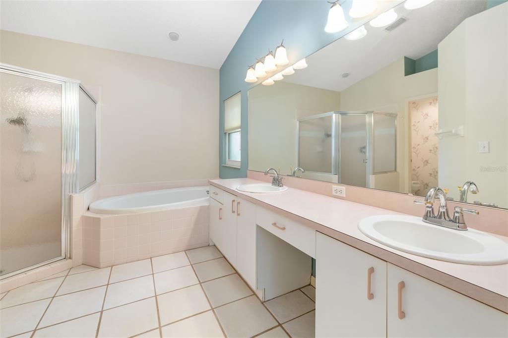 合同活跃: $463,000 (3 贝兹, 2 浴室, 2036 平方英尺)