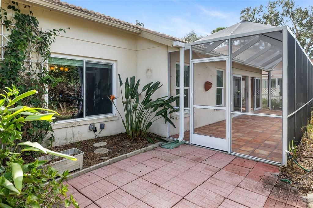 合同活跃: $463,000 (3 贝兹, 2 浴室, 2036 平方英尺)