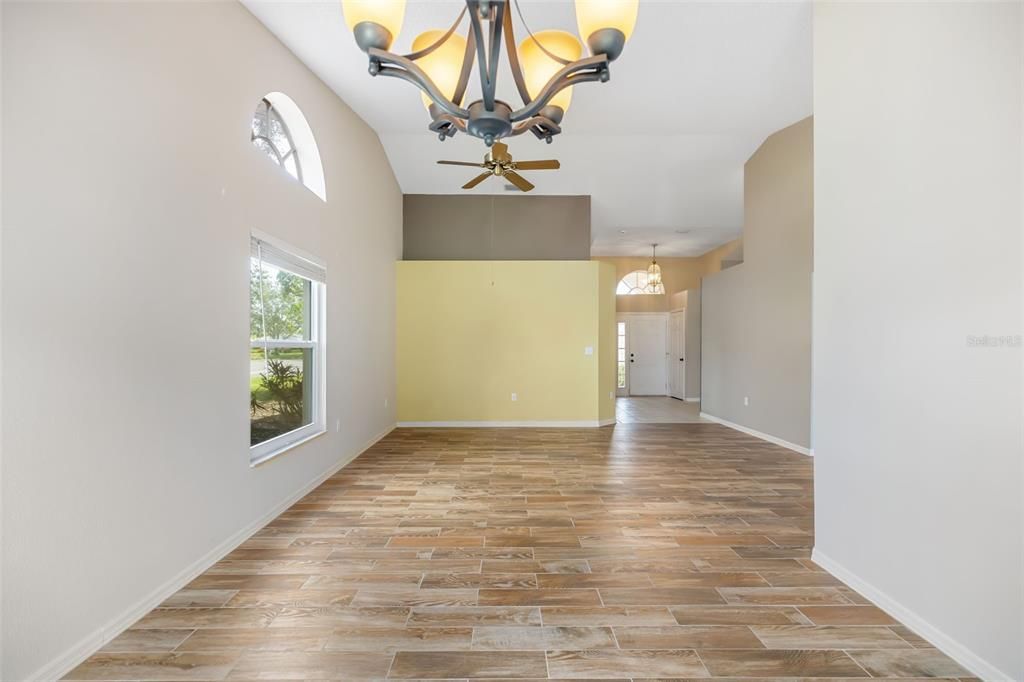 合同活跃: $463,000 (3 贝兹, 2 浴室, 2036 平方英尺)