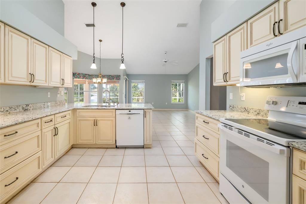 合同活跃: $463,000 (3 贝兹, 2 浴室, 2036 平方英尺)