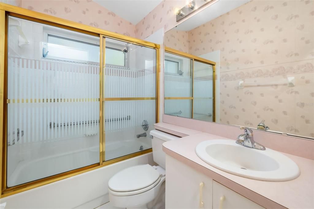 合同活跃: $463,000 (3 贝兹, 2 浴室, 2036 平方英尺)