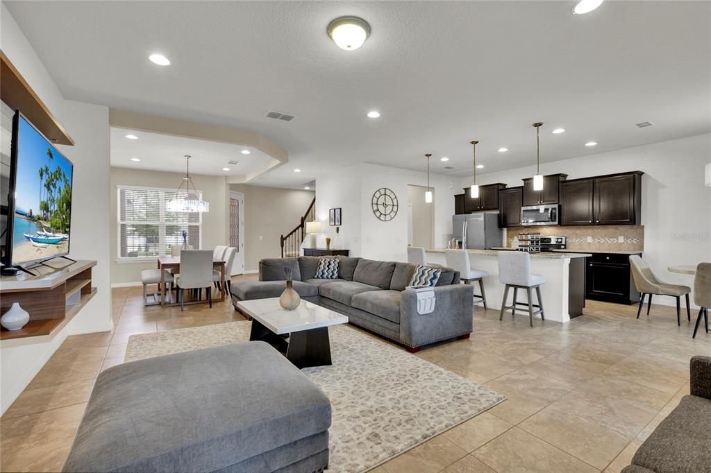 Active With Contract: $2,350 (3 beds, 2 baths, 2010 Square Feet)