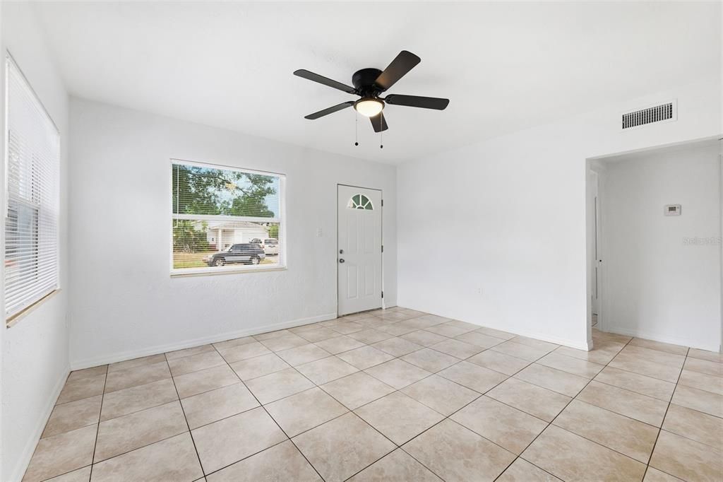 合同活跃: $275,000 (2 贝兹, 1 浴室, 714 平方英尺)