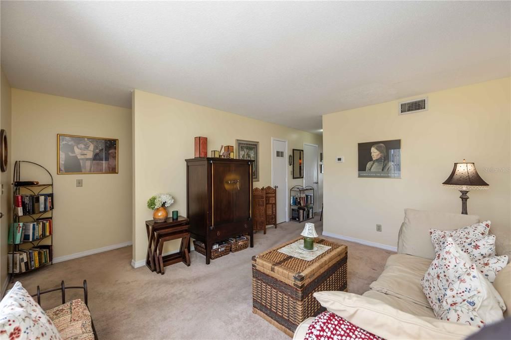 待售: $140,000 (2 贝兹, 1 浴室, 1072 平方英尺)