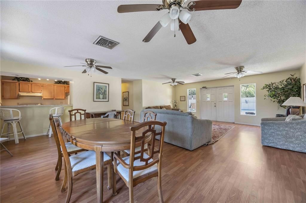 待售: $140,000 (2 贝兹, 1 浴室, 1072 平方英尺)