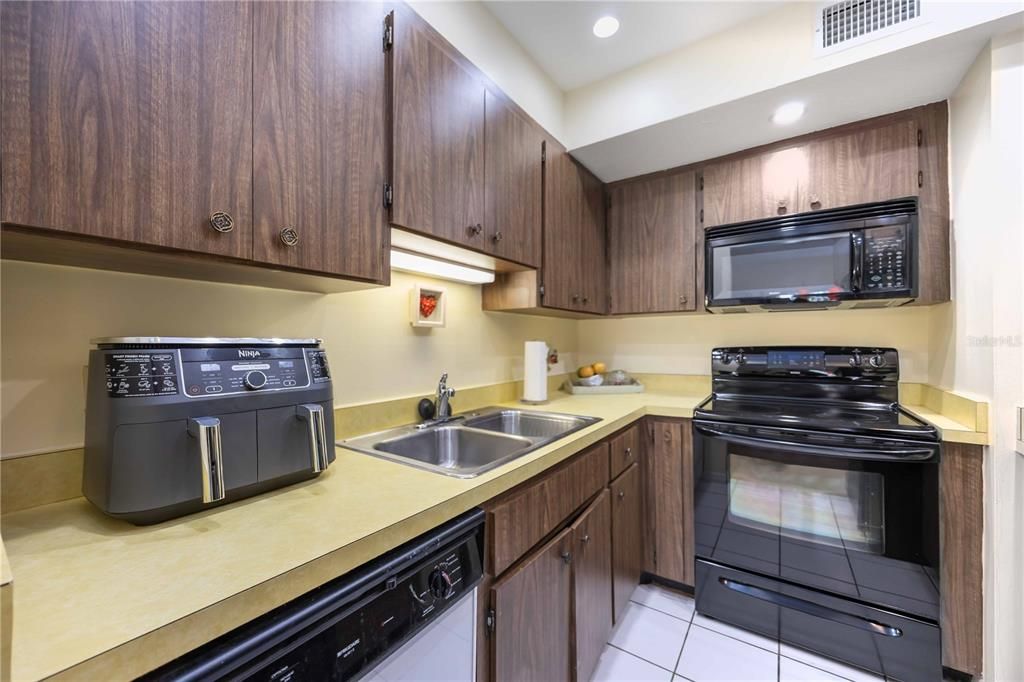 待售: $140,000 (2 贝兹, 1 浴室, 1072 平方英尺)