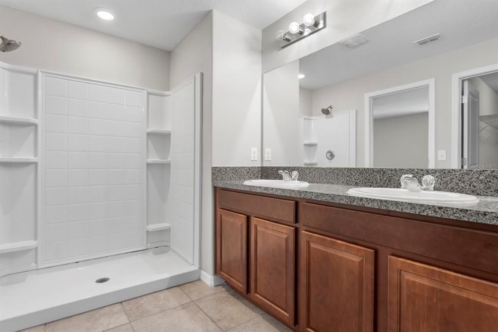 合同活跃: $335,000 (4 贝兹, 2 浴室, 1841 平方英尺)