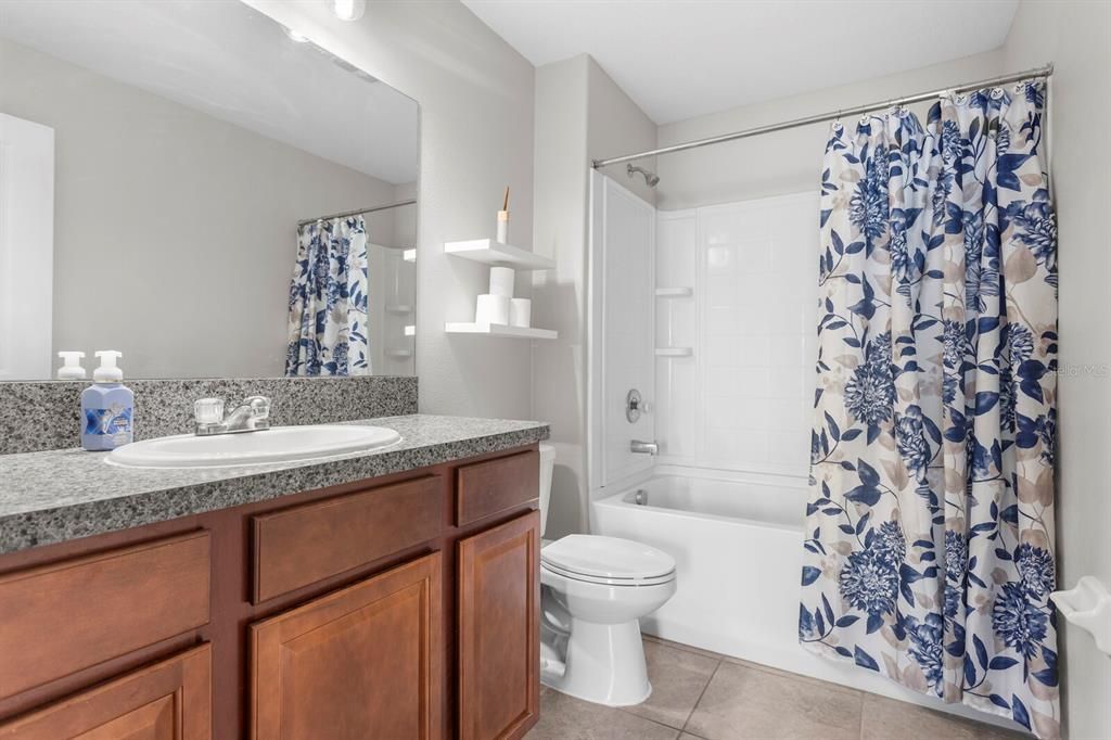 合同活跃: $335,000 (4 贝兹, 2 浴室, 1841 平方英尺)