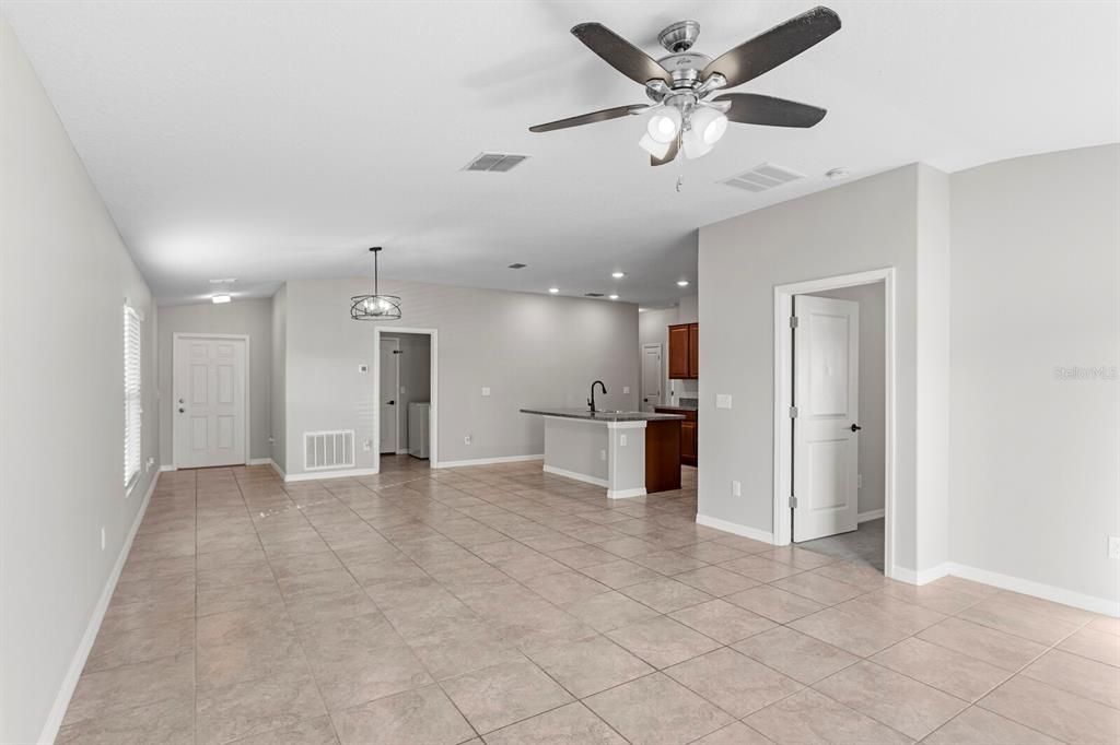 合同活跃: $335,000 (4 贝兹, 2 浴室, 1841 平方英尺)