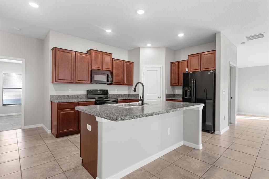 合同活跃: $335,000 (4 贝兹, 2 浴室, 1841 平方英尺)