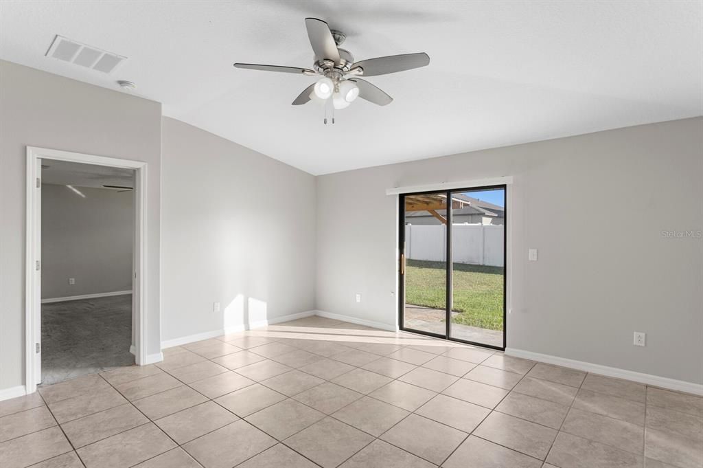 合同活跃: $335,000 (4 贝兹, 2 浴室, 1841 平方英尺)