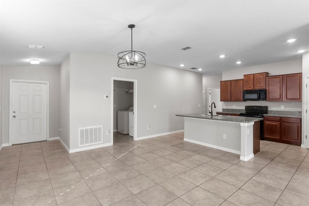 合同活跃: $335,000 (4 贝兹, 2 浴室, 1841 平方英尺)