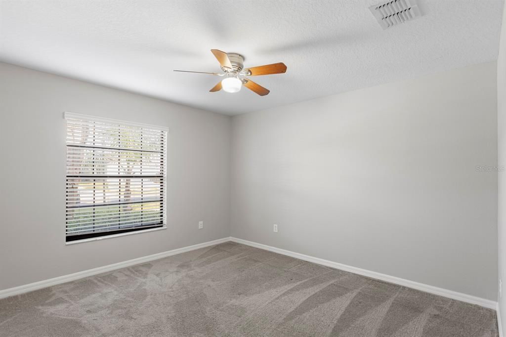 合同活跃: $335,000 (4 贝兹, 2 浴室, 1841 平方英尺)