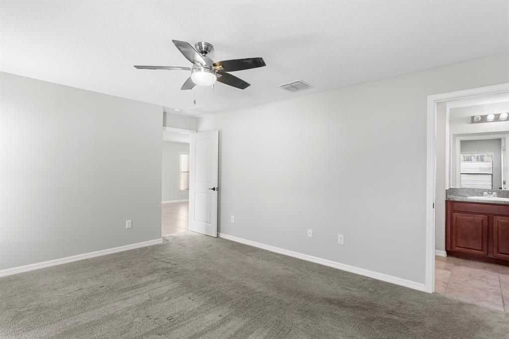 合同活跃: $335,000 (4 贝兹, 2 浴室, 1841 平方英尺)