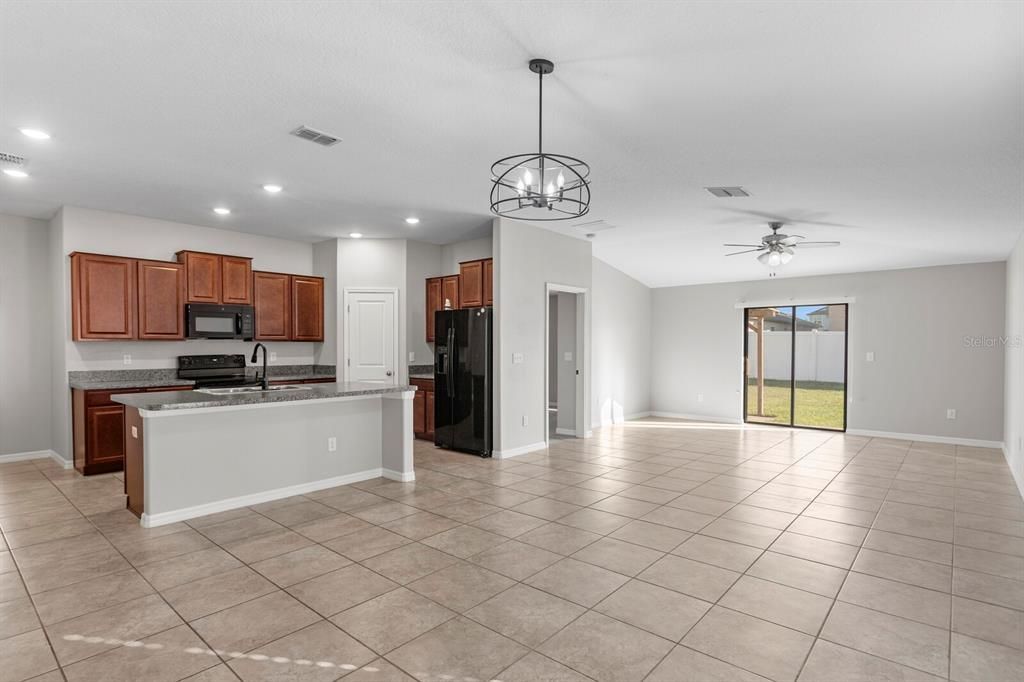 合同活跃: $335,000 (4 贝兹, 2 浴室, 1841 平方英尺)