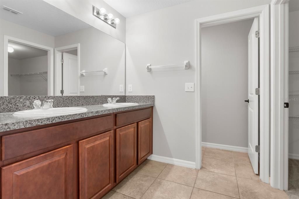 合同活跃: $335,000 (4 贝兹, 2 浴室, 1841 平方英尺)