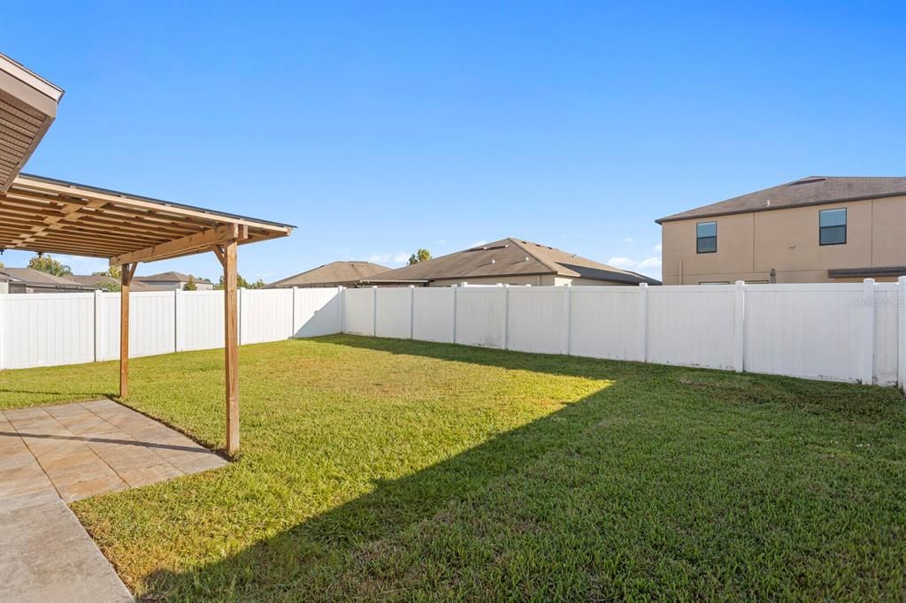 合同活跃: $335,000 (4 贝兹, 2 浴室, 1841 平方英尺)