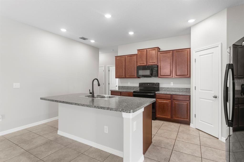 合同活跃: $335,000 (4 贝兹, 2 浴室, 1841 平方英尺)