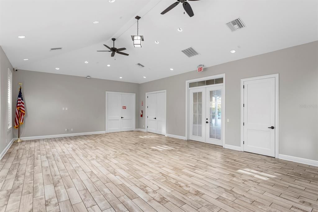 合同活跃: $335,000 (4 贝兹, 2 浴室, 1841 平方英尺)