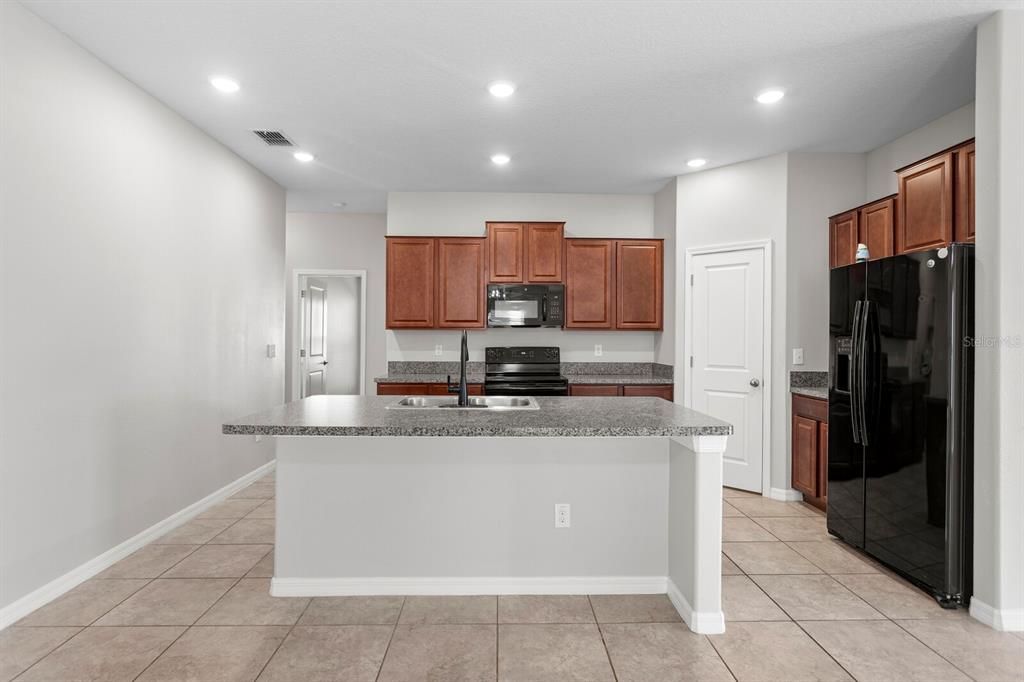 合同活跃: $335,000 (4 贝兹, 2 浴室, 1841 平方英尺)