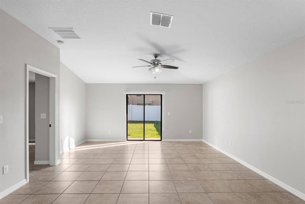 合同活跃: $335,000 (4 贝兹, 2 浴室, 1841 平方英尺)