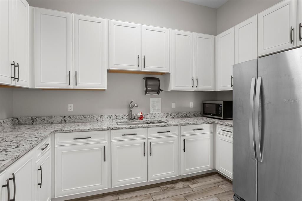 合同活跃: $335,000 (4 贝兹, 2 浴室, 1841 平方英尺)