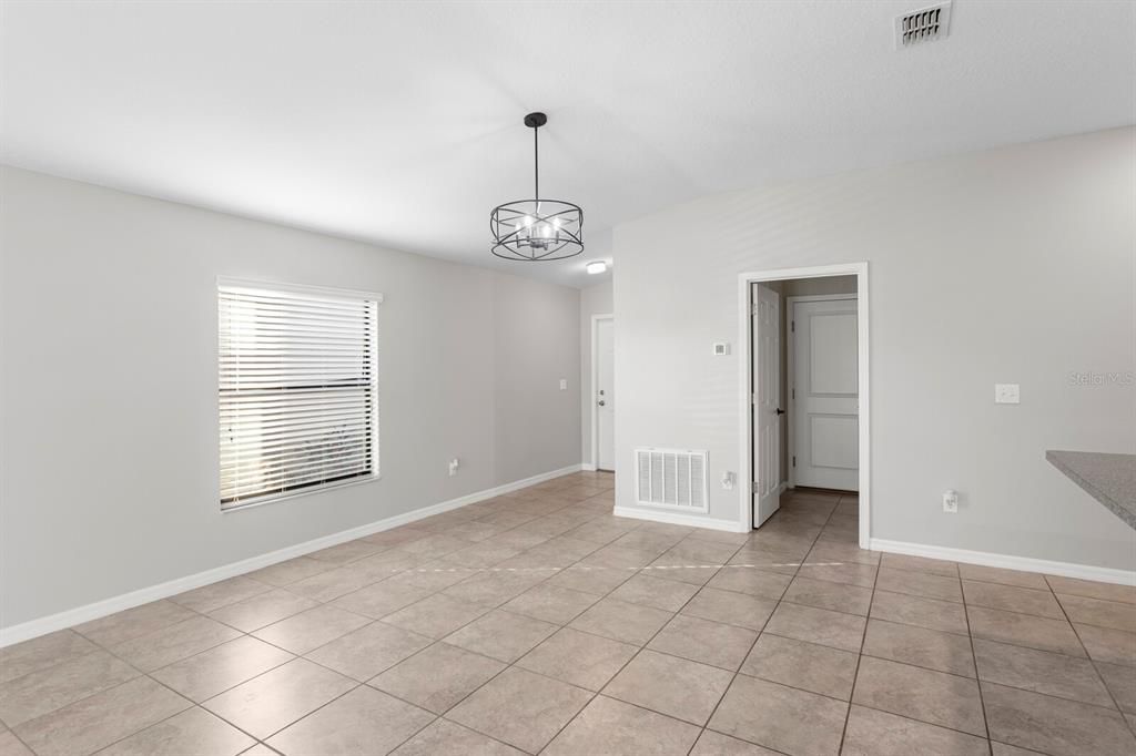 合同活跃: $335,000 (4 贝兹, 2 浴室, 1841 平方英尺)