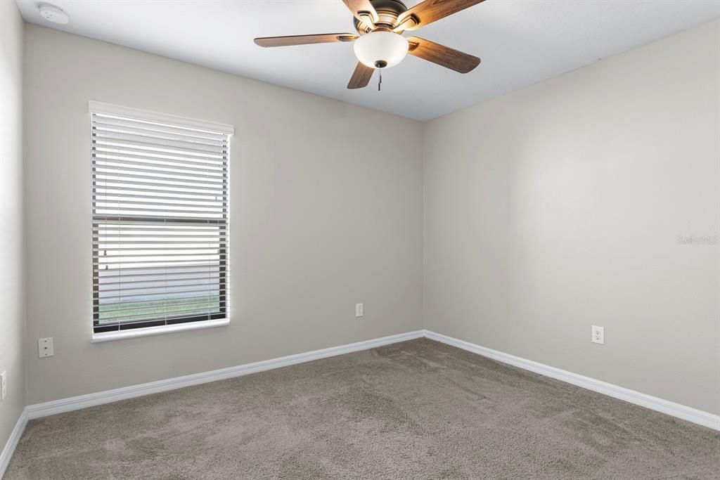 合同活跃: $335,000 (4 贝兹, 2 浴室, 1841 平方英尺)