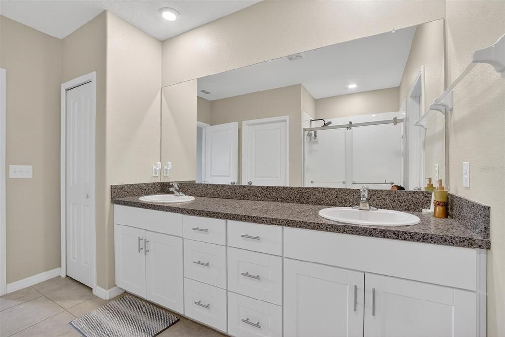 For Rent: $3,400 (6 beds, 2 baths, 2902 Square Feet)