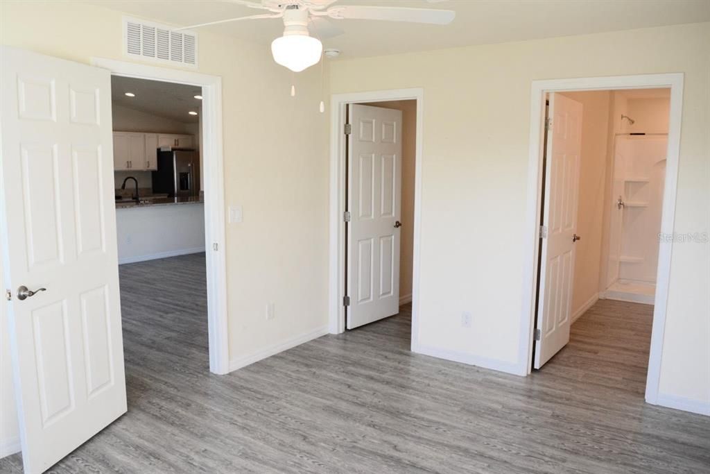 En Venta: $264,900 (4 camas, 3 baños, 1648 Pies cuadrados)