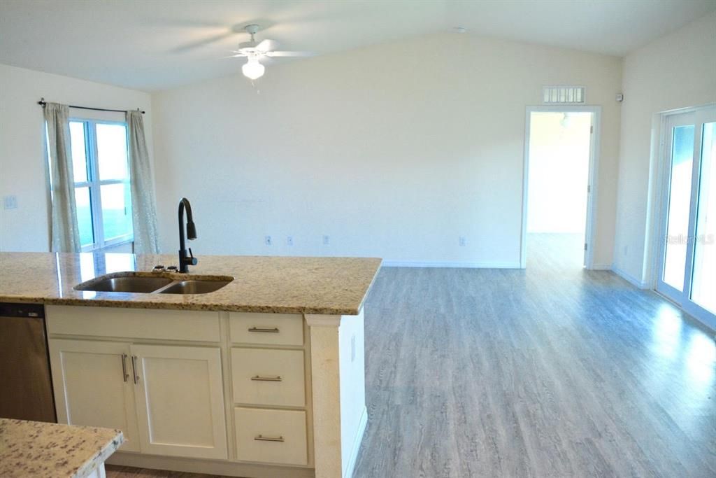 En Venta: $264,900 (4 camas, 3 baños, 1648 Pies cuadrados)