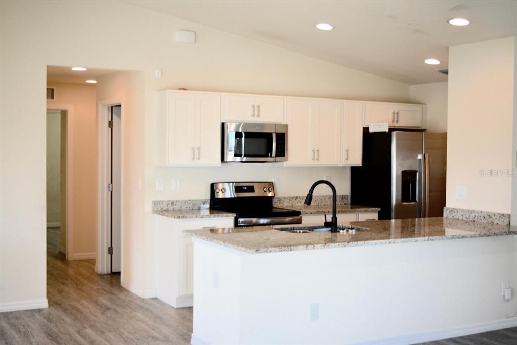 En Venta: $264,900 (4 camas, 3 baños, 1648 Pies cuadrados)