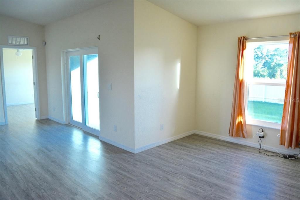 En Venta: $264,900 (4 camas, 3 baños, 1648 Pies cuadrados)